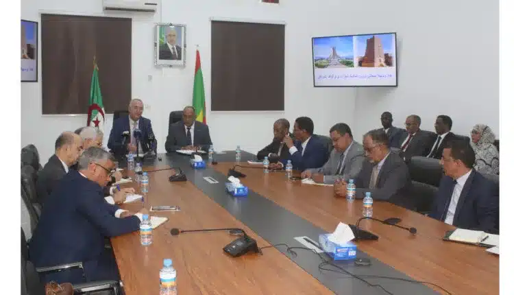 Photo de Le ministre des Finances tient une séance de travail avec son homologue algérien