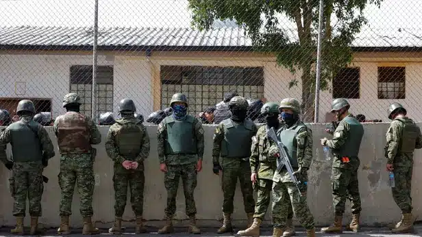 Équateur : 57 gardiens et policiers retenus en otage par des prisonniers dans six pénitenciers différents