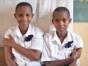 © UNICEF/UN0261446/Rusanganwa Deux filles assises ensemble après avoir été vaccinées contre le VPH dans leur école primaire à Masaka, au Rwanda. Elles rejoignent une population croissante de Rwandaises qui peuvent espérer un avenir sans cancer du col utérin.