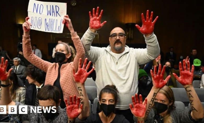 Photo de Des manifestants anti-guerre interrompent Antony Blinken au Sénat américain