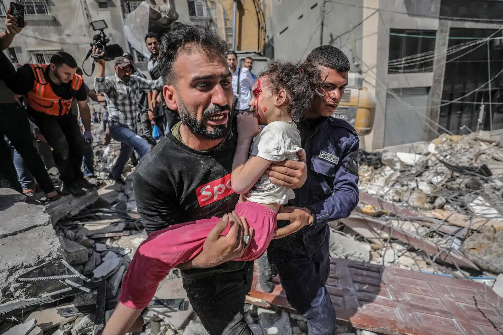 巴勒斯坦儿童废墟中幸存受严重心理创伤，目光呆滞令人心疼_新浪新闻