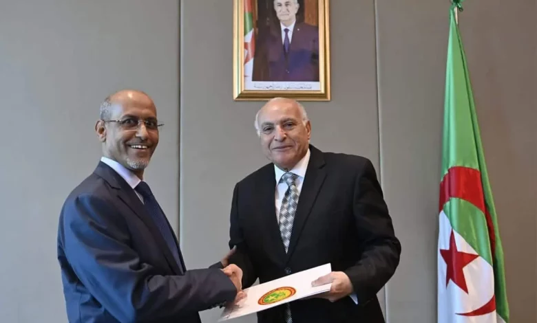 Ahmed Attaf reçoit le nouvel ambassadeur de Mauritanie à Alger | INTERLIGNES