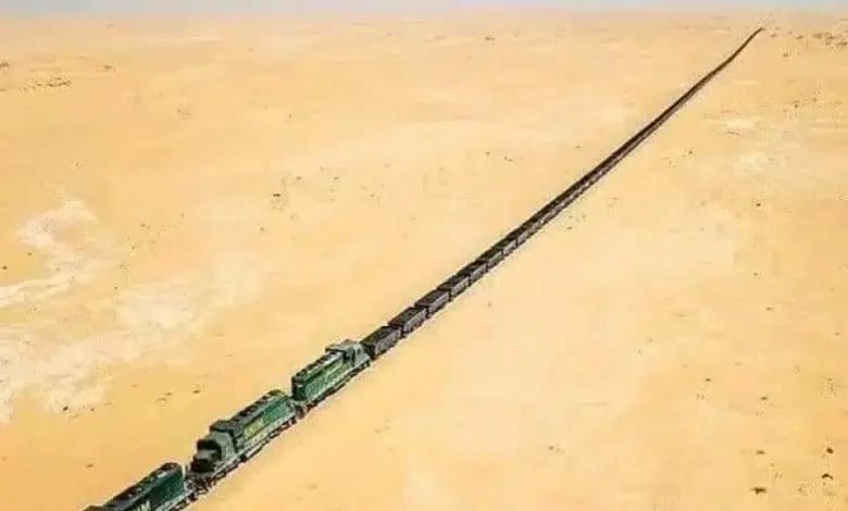 Avec une longueur d'environ 2,5 km, le chemin de fer mauritanien est parmi les plus longs au monde.