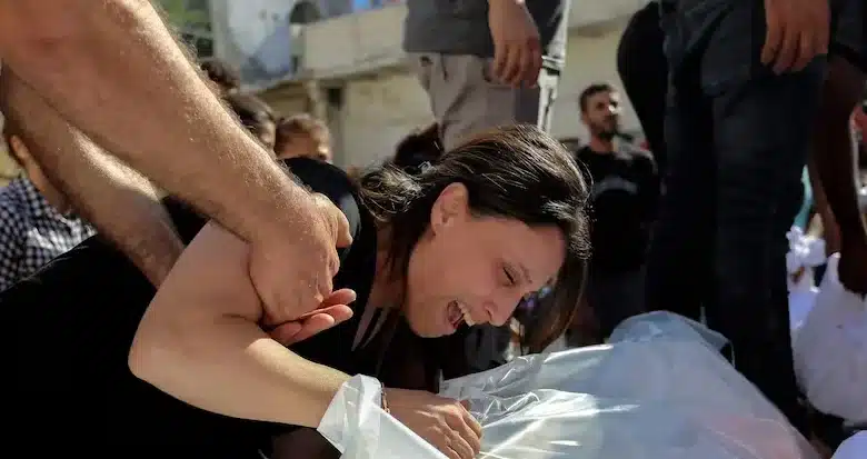 Photo de Fosses communes, corps non réclamés et cimetières surpeuplés.