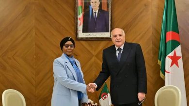 Photo de Attaf s’entretient avec la présidente de la Cour africaine des droits de l’homme et des peuples