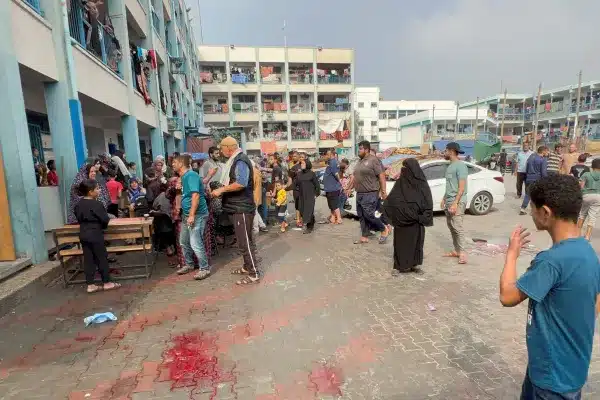 Des attaques israéliennes bombardent des écoles, des hôpitaux et des mosquées à Gaza