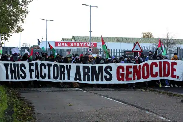 Photo de Des manifestants pro-palestiniens bloquent les fournisseurs militaires au Royaume-Uni et aux États-Unis