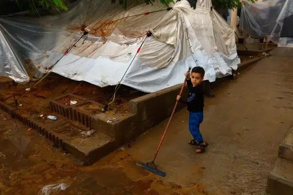 Khan Younis, les eaux usées coulent dans les rues de Gaza