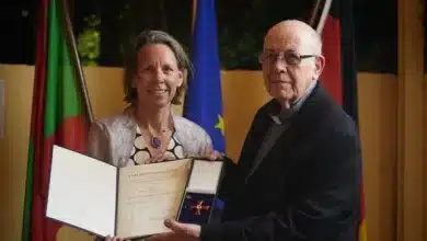 Photo de Mgr Martin Happe recoit la Croix d&rsquo;Officier de l&rsquo;Ordre du Mérite de la République fédérale d&rsquo;Allemagne.