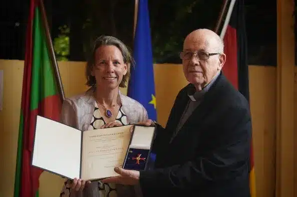 Mgr Martin Happe recoit la Croix d'Officier de l'Ordre du Mérite de la République fédérale d'Allemagne.