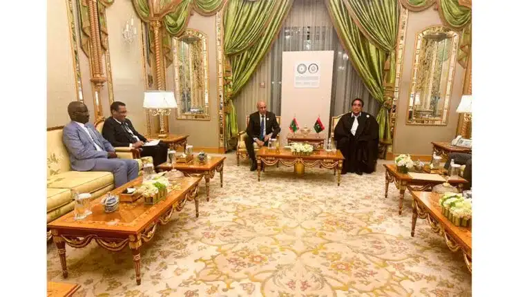 Photo de Le Président de la République s’entretient avec le président du Conseil présidentiel libyen