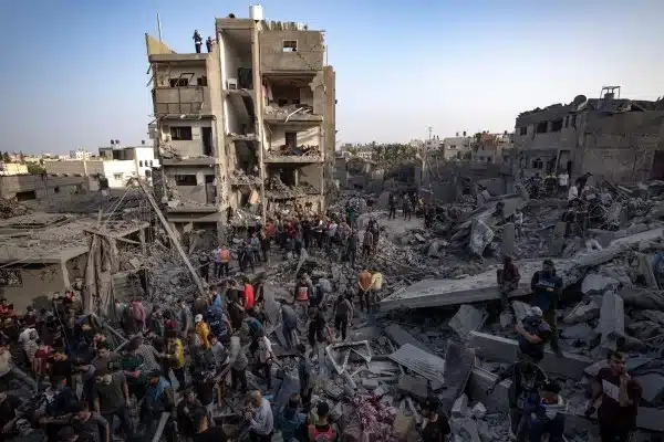 Photo de Israël continue d’attaquer les zones résidentielles de Gaza