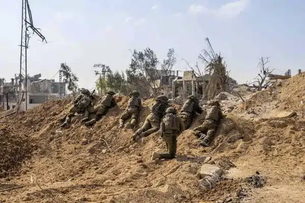 Photo de L’armée israélienne affirme avoir encerclé et couper Gaza en deux