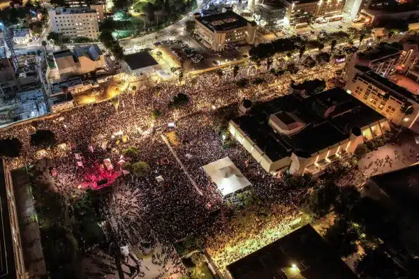Des milliers de personnes se sont rassemblées à Tel-Aviv pour réclamer la libération des prisonniers