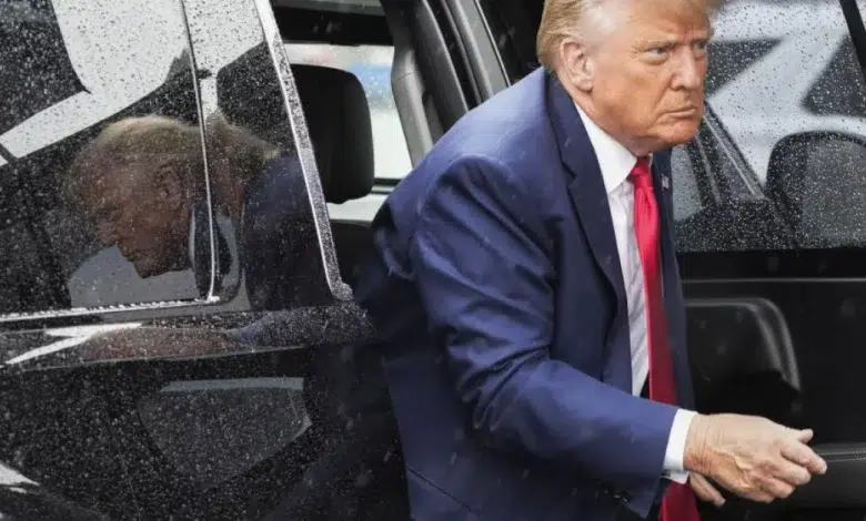 Photo de Donald Trump est de retour au tribunal alors que les juges entendent les arguments sur l’immunité