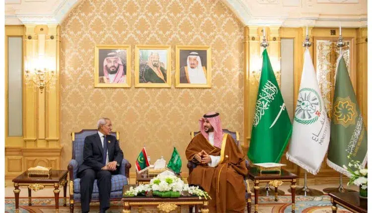 Photo de Le ministre de la Défense nationale rencontre son homologue saoudien