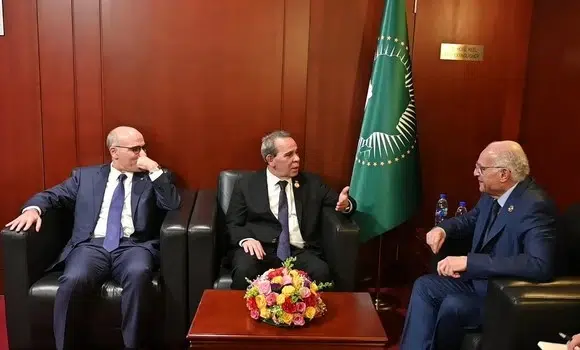 Photo de Attaf reçu à Addis-Abeba par le chef du Gouvernement tunisien