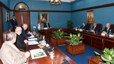 Photo de Algérie: le président de la République préside une réunion de travail sur les zones franches