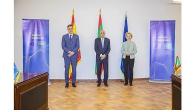 Photo de Le Président de la République supervise la signature des accords avec l’Espagne et l’Union européenne