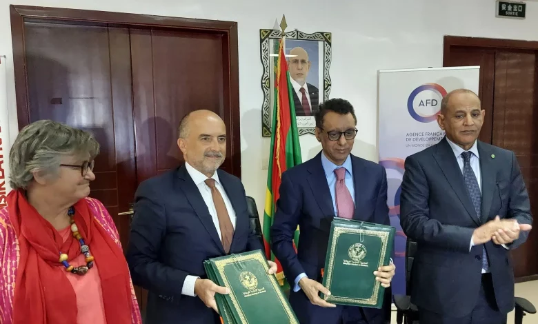 Photo de Communiqué – Signature de deux conventions de financement…