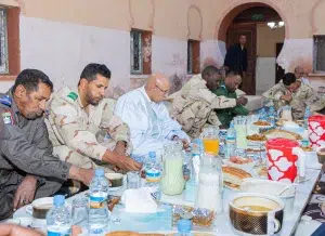 Bir Oumgrein: le Président partage l’Iftar avec des militaires