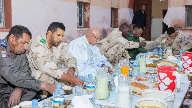 Photo de Bir Oumgrein: le Président partage l’Iftar avec des militaires