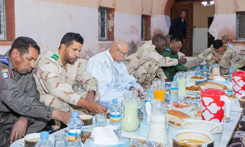 Bir Oumgrein: le Président partage l’Iftar avec des militaires