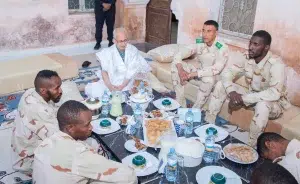 Bir Oumgrein: le Ministre sg partage l’Iftar avec des militaires