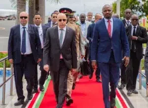 Photo de Le président de l’Union africaine arrive à Nairobi