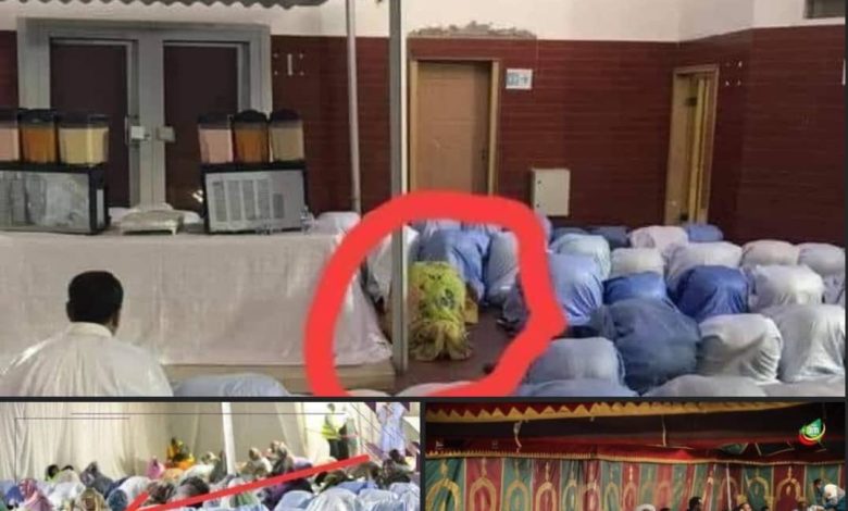 Photo de Iftar des médias: Un mélange de genres, lors de la prière du crépuscule, qui choque l’opinion