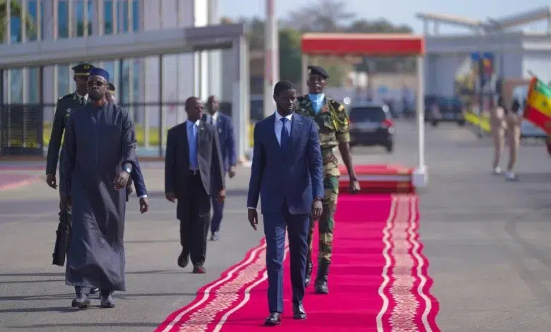 LIVE : Le président Bassirou Diomaye Faye en visite officielle en Gambie, un accueil chaleureux (vidéo)