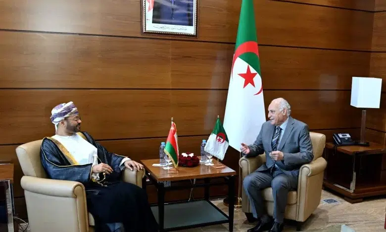 Algérie : M.Attaf reçoit le ministre des Affaires étrangères du Sultanat d’Oman.