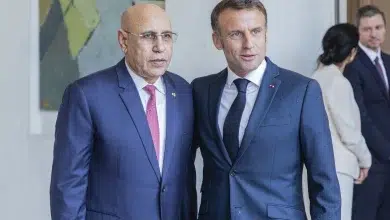 Photo de Le président Ghazouani discute avec Macron de la coopération