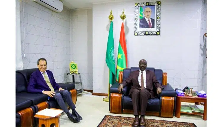 Photo de Le ministre des Affaires étrangères reçoit l’ambassadeur du Maroc après la fin de la crise des tomates