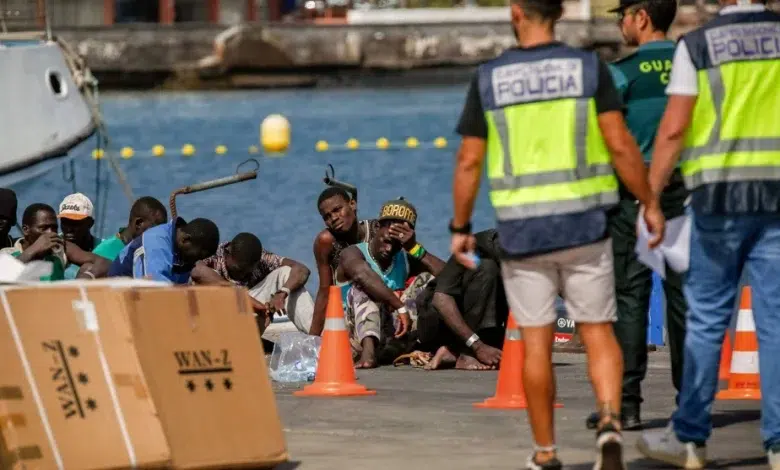 Photo de 122 migrants secourus qui se trouvaient sur deux cayucos dans les eaux près d’El Hierro et de Tenerife