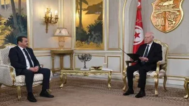 Photo de Arkab remet au Kaïs Saïed une invitation du président Tebboune