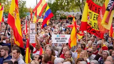 Photo de À Madrid, des milliers de manifestants défilent pour exiger la démission de Pedro Sanchez