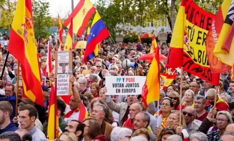 manifestants défilent pour exiger la démission de Pedro Sanchez