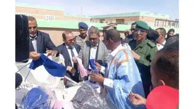 Photo de Nouadhibou : Le wali supervise la distribution d’uniformes scolaires