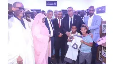 Photo de Le ministre supervise la distribution d’uniformes scolaires