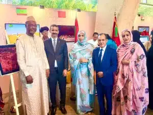 les participants au pavillon avec le ministre