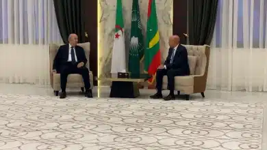 Photo de Le Président de la République s’entretient avec son homologue algéren