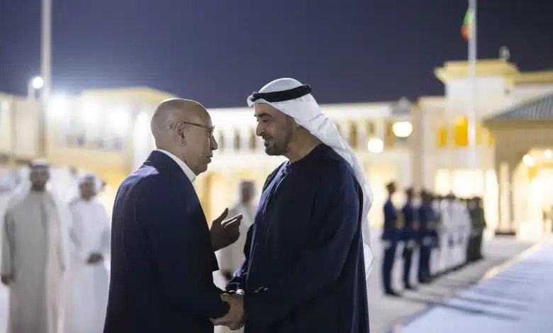 Le président des Émirats arabes unis fait ses adieux au président mauritanien lors de son départ d'Abou Dhabi