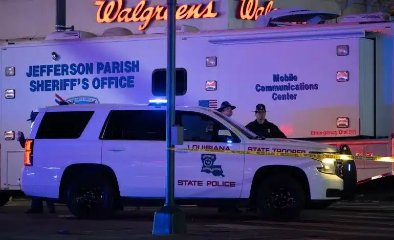 Des véhicules de police et des agents ont été aperçus la nuit devant un Walgreens. Une unité mobile du bureau du shérif de la paroisse de Jefferson et un SUV de la police dÉtat de Louisiane sont présents, avec un ruban de police bloquant la zone.