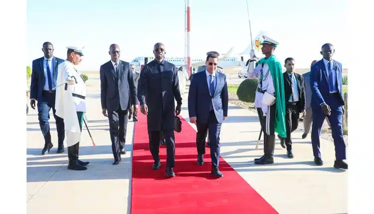 Le Premier ministre Moctar Ould Diay a accueilli le premier ministre sénégalais à l’aéroport international de Nouakchott, entouré de plusieurs membres du gouvernement