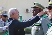 Photo de Le ministre de la Défense décore des officiers, soldats et gendarmes