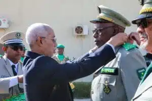 Photo de Le ministre de la Défense décore des officiers, soldats et gendarmes