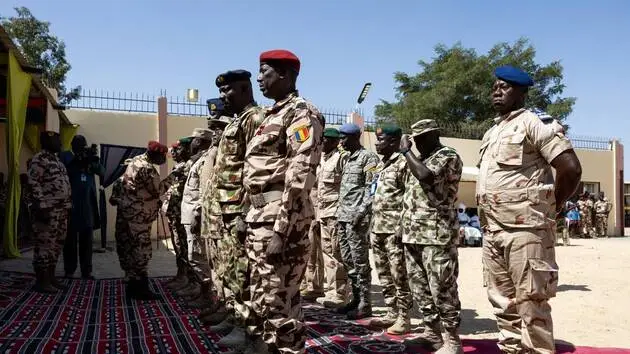 Tchad. 18 assaillants tués et situation « sous contrôle » après une « tentative de déstabilisation » Des coups de feu ont été entendus en soirée aux abords du palais présidentiel. Selon les autorités, un commando aurait tenté de prendre les lieux d’assaut avant d’être maîtrisé par les gardes. 19 personnes ont été tuées dans les échanges de tirs. N’Djaména assura que la situation est désormais sous contrôle.