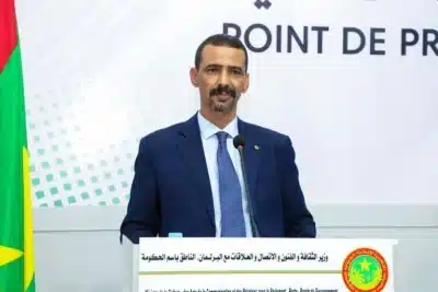 le ministre de la Culture, des Arts, de la Communication et des Relations avec le Parlement, porte-parole du gouvernement, M. El Houssein Ould Meddou, lors d’une conférence de presse.