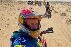 Photo de Andrea Perfetti, le motocycliste de Bellano blessé dans un accident en Mauritanie, va mieux et sera bientôt en Italie